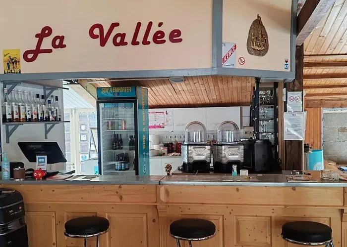 Avec Terrasse - 6 Pers. - Api-1-52-2030 * La Tour-d'Auvergne